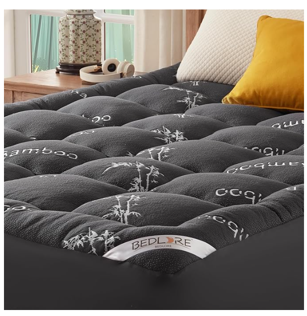 cama tendida con un cubrecolchon BEDLORE Cubrecolchón King de viscosa derivada del bambú