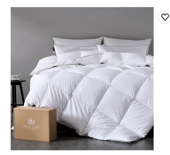 Edredón Pacific Coast tamaño Queen de algodón blanco con diseño de caja deflectora y ribetes de doble costura sobre una cama de dormitorio elegante.
