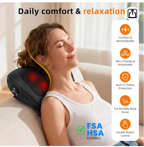 Mujer relajada usando un masajeador de cuello eléctrico mientras se recuesta sobre una almohada, con texto publicitario y características del producto visibles a la derecha.